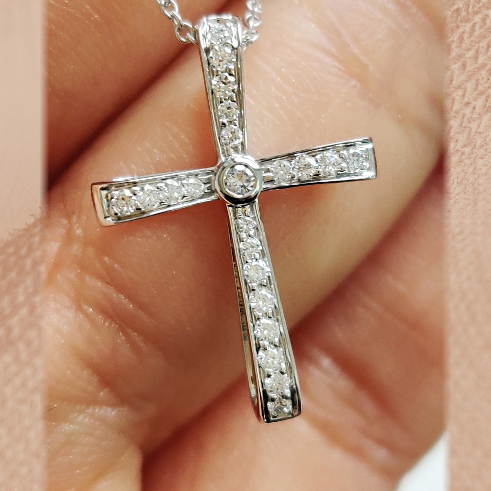 Graduated Diamond Cross Pendant Necklace In 14K White Gold